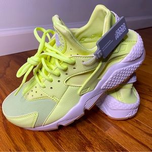 Nike. Size 8 Women’s. Huarache. Like green. Limited Edition.